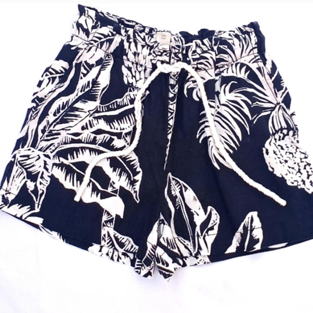 H&M Blue and White Leaf Print Women's Shorts